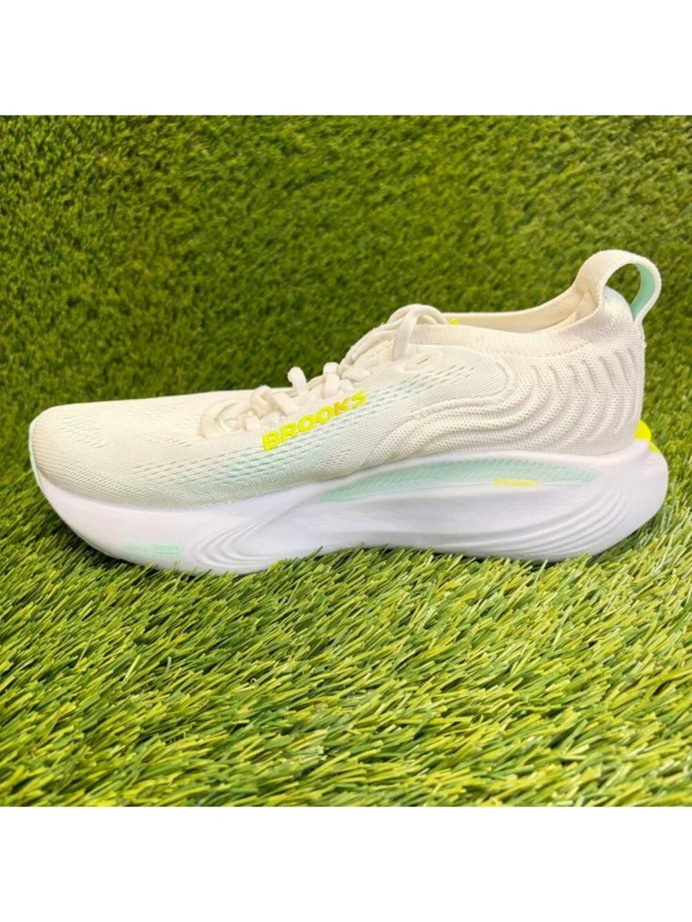 Brooks Adrenaline GTS 25 Womens Size 8 White Athletic Running Shoes Sneakers